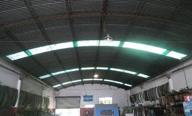 GALPÓN   mas LOCAL sobre Amplio lote INMEJORABLE UBICACIÓN