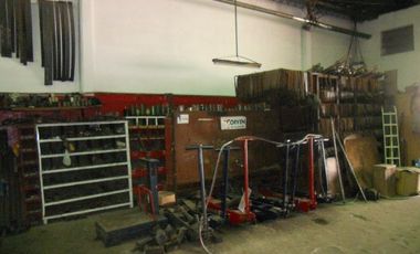 GALPÓN   mas LOCAL sobre Amplio lote INMEJORABLE UBICACIÓN