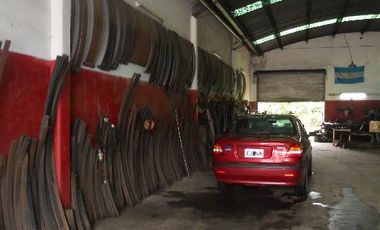 GALPÓN   mas LOCAL sobre Amplio lote INMEJORABLE UBICACIÓN