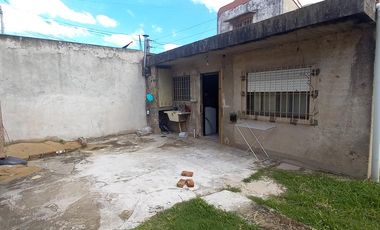 Blas Parera 2900 - Casa con 2 dormitorios y parque - Quilmes Oeste