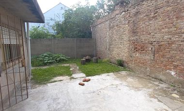 Blas Parera 2900 - Casa con 2 dormitorios y parque - Quilmes Oeste