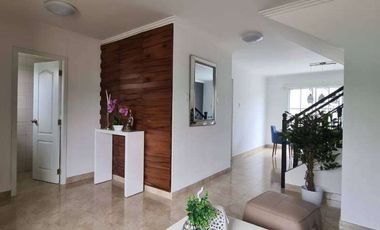 Venta de Casa en la Urb. Casa Laguna, Aurora, cerca del C.C Riocentro el Dorado.
