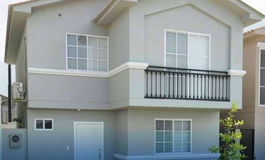 Venta de Casa en la Urb. Casa Laguna, Aurora, cerca del C.C Riocentro el Dorado.