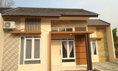 Rumah dijual di Sumatera Barat, Padang - Parkir mobil