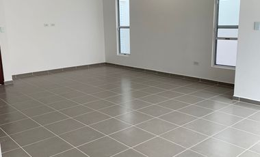 Casa en Venta de 3 Recamaras con Paneles Solares en Privada en Poligono Sur de Cancún