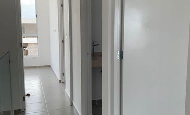 Casa en Venta de 3 Recamaras con Paneles Solares en Privada en Poligono Sur de Cancún