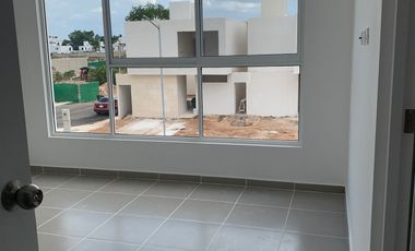 Casa en Venta de 3 Recamaras con Paneles Solares en Privada en Poligono Sur de Cancún
