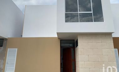 Casa en Venta de 3 Recamaras con Paneles Solares en Privada en Poligono Sur de Cancún