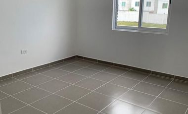 Casa en Venta de 3 Recamaras con Paneles Solares en Privada en Poligono Sur de Cancún