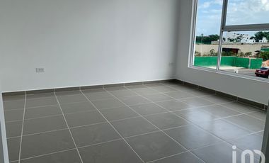 Casa en Venta de 3 Recamaras con Paneles Solares en Privada en Poligono Sur de Cancún