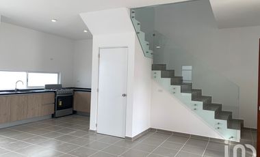 Casa en Venta de 3 Recamaras con Paneles Solares en Privada en Poligono Sur de Cancún
