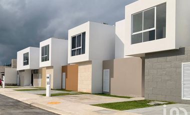 Casa en Venta de 3 Recamaras con Paneles Solares en Privada en Poligono Sur de Cancún