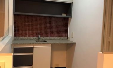 EXCELENTE LOCAL EN ALQUILER EN MICROCENTRO, EN 2 PLANTAS, DOBLE ALTURA. IMPECABLE.