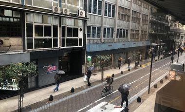 EXCELENTE LOCAL EN ALQUILER EN MICROCENTRO, EN 2 PLANTAS, DOBLE ALTURA. IMPECABLE.
