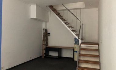 EXCELENTE LOCAL EN ALQUILER EN MICROCENTRO, EN 2 PLANTAS, DOBLE ALTURA. IMPECABLE.