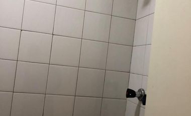 EXCELENTE LOCAL EN ALQUILER EN MICROCENTRO, EN 2 PLANTAS, DOBLE ALTURA. IMPECABLE.