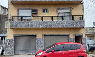 Departamento tipo Casa  4 ambientes con balcon ,cochera  2do piso por escalera- Lanús Oeste