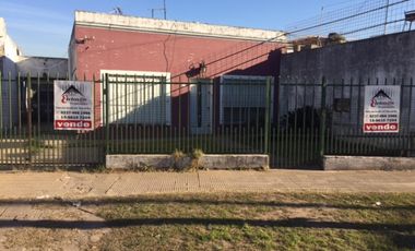 Venta de CASA en PASO DEL REY sobre alineamiento comercial AcB, Sold. D Errico
