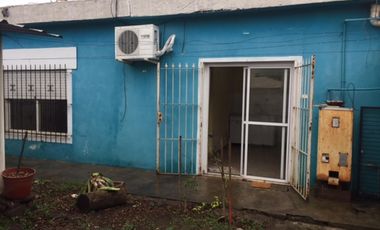 Venta de CASA en PASO DEL REY sobre alineamiento comercial AcB, Sold. D Errico