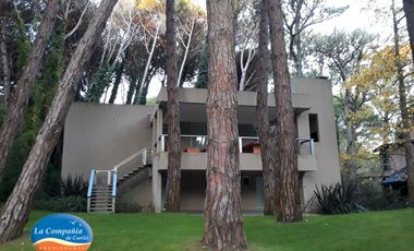 CASA CARILO - Rey del Bosque e/ Araucaria y Almendro VENTA USD 550.000 - Alquiler Vacaciones 2024