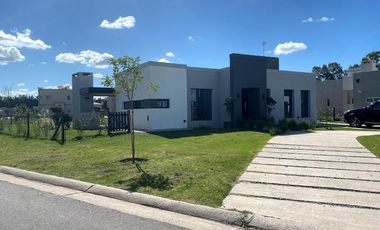 Impecable Casa 4 amb en esquina la mejor orientación!! con piscina  - Canning - Barrio Santa Inés