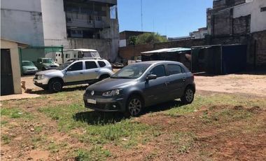 VENDO MUY AMPLIO TERRENO CENTRICO .
