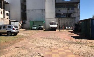 VENDO MUY AMPLIO TERRENO CENTRICO .