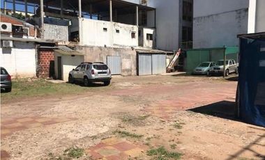 VENDO MUY AMPLIO TERRENO CENTRICO .