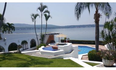 CASA EN VENTA A ORILLA DEL LAGO 