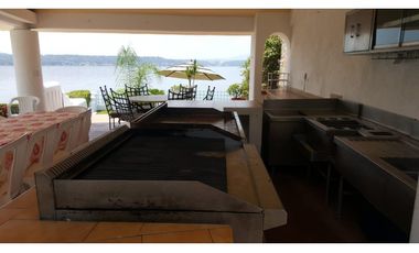 CASA EN VENTA A ORILLA DEL LAGO 