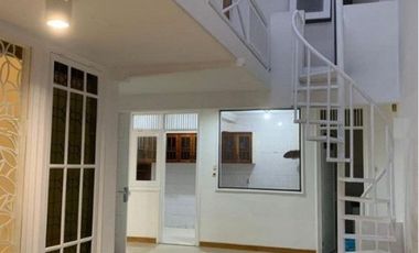 Rumah Villa Sentra Raya Citraland Surabaya Disewakan