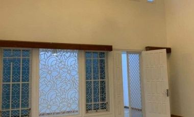 Rumah Villa Sentra Raya Citraland Surabaya Disewakan