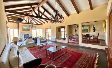 Estilo Colonial con Increíble Vista al Cerro La Campana