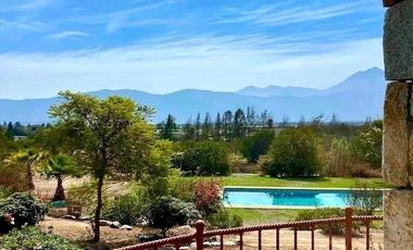 Estilo Colonial con Increíble Vista al Cerro La Campana