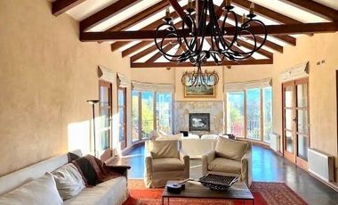 Estilo Colonial con Increíble Vista al Cerro La Campana