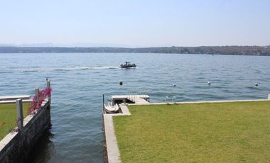 CASA EN VENTA EN TEQUESQUITENGO A ORILLA DEL LAGO,  MORELOS.