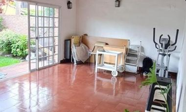 HAEDO SUR  EXCLENTE CHALET 5 AMBIENTES CON FONDO Y PISCINA