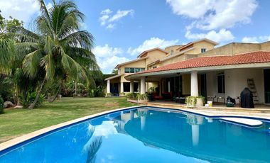 Lujosa residencia en venta sobre avenida en zona exclusiva de Mérida