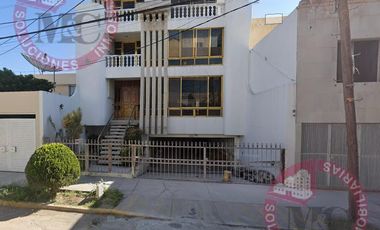 Casa de tres plantas en Venta en Fracc. Jardines de Aguascalientes
