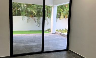 Casa de 3 Habitaciones en el Yucatán Country Club, Priv. TUMIN