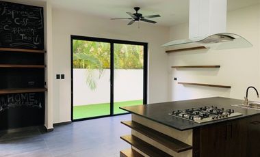Casa de 3 Habitaciones en el Yucatán Country Club, Priv. TUMIN
