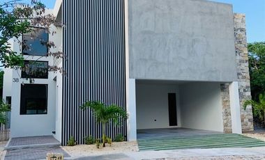 Casa de 3 Habitaciones en el Yucatán Country Club, Priv. TUMIN