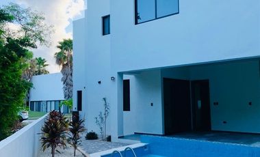 Casa de 3 Habitaciones en el Yucatán Country Club, Priv. TUMIN