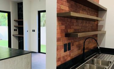 Casa de 3 Habitaciones en el Yucatán Country Club, Priv. TUMIN