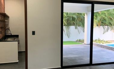 Casa de 3 Habitaciones en el Yucatán Country Club, Priv. TUMIN