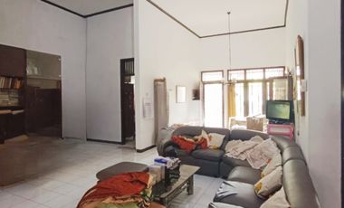 Dijual Rumah Luas Siap Huni di Manyar Jaya Surabaya