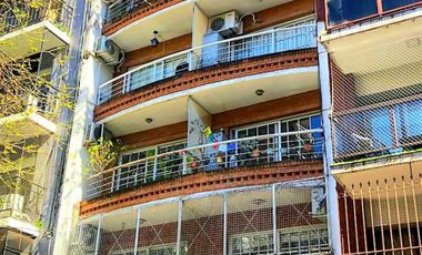 Mendoza y O´higgins. Semipiso. 2 Amb. de 54 m2 c/ baño y toilette. Balcón. Vistas, Luz y sol.