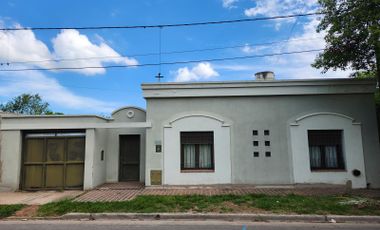 Casa de 4 DORMITORIOS - B° Cámara - Pileta