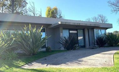 CASA PINAMAR NORTE CON PISCINA CLIMATIZADA
