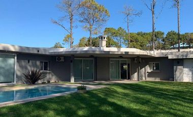 CASA PINAMAR NORTE CON PISCINA CLIMATIZADA